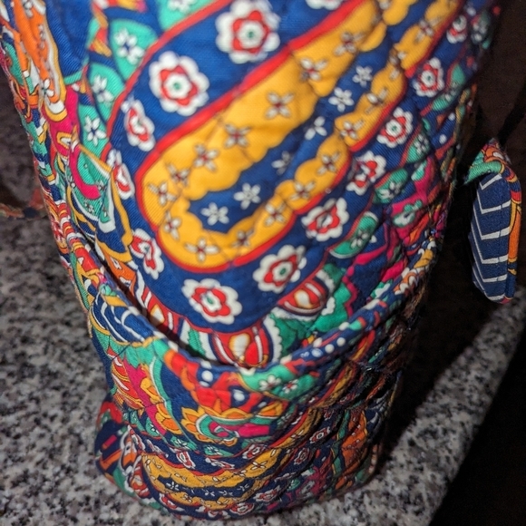 Vera Bradley Large  Venetian Paisley " Carry Me Away" bag. Retired. Like new - Picture 3 of 5